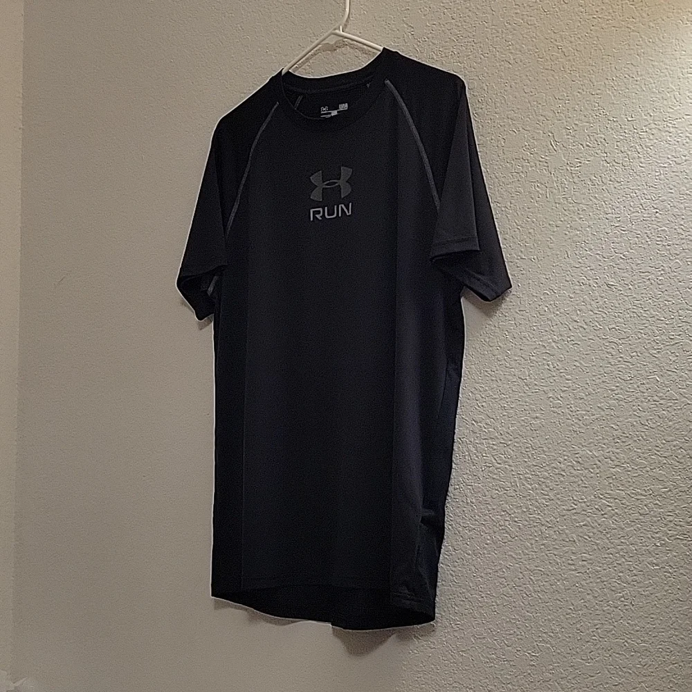 Under Armour Run Short Sleeve - Black - Large - Picture 3 of 15